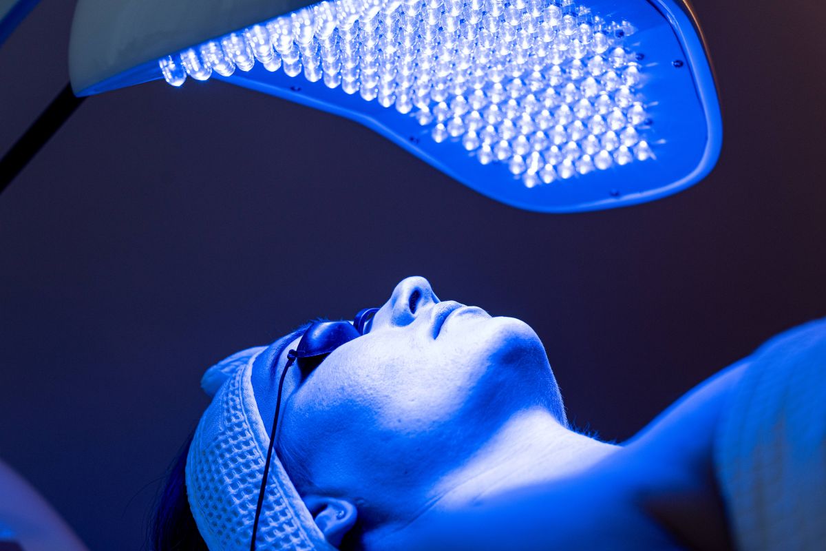 Kozmetika Žilina - aplikácia modrého svetla I Klinika Zdravia